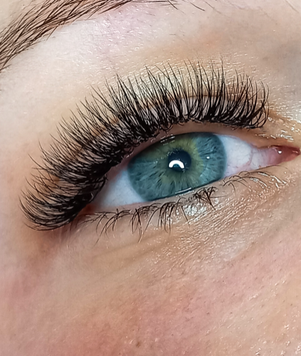 Skropstas un uzacis, Rīga