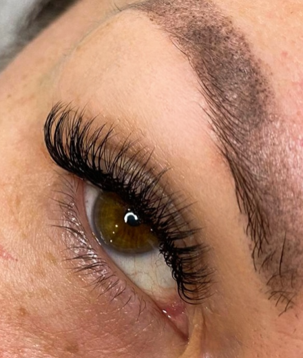 Skropstas un uzacis, Rīga