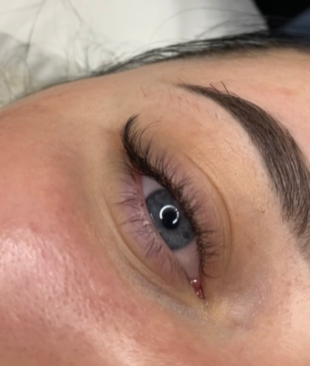 Skropstas un uzacis, Rīga