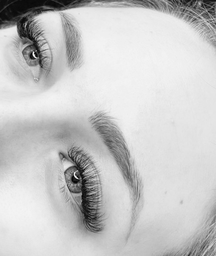 Skropstas un uzacis, Rīga