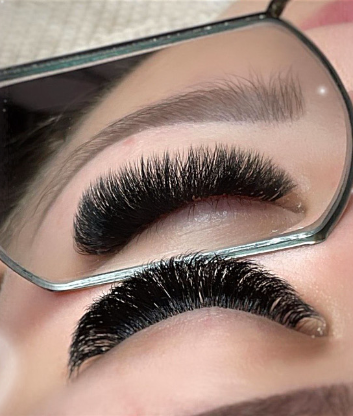 Skropstas un uzacis, Rīga