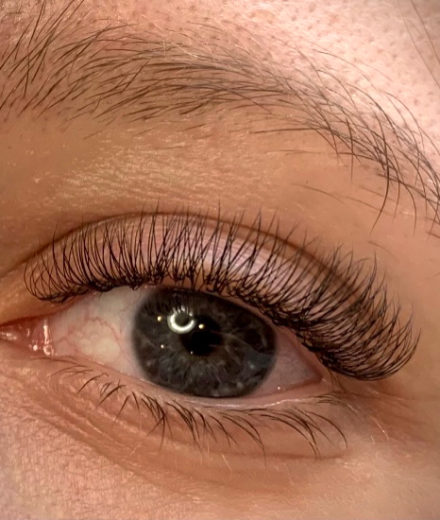 Skropstas un uzacis, Rīga