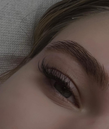 Skropstas un uzacis, Rīga