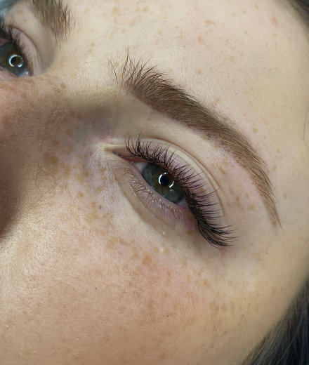 Skropstas un uzacis, Rīga