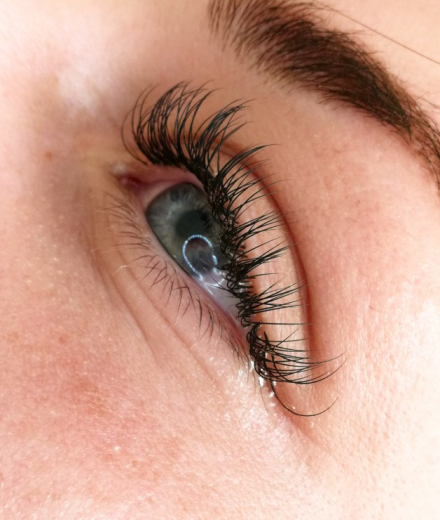 Skropstas un uzacis, Rīga