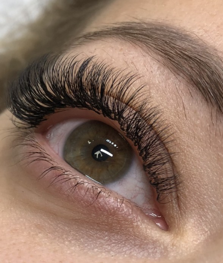 Skropstas un uzacis, Rīga