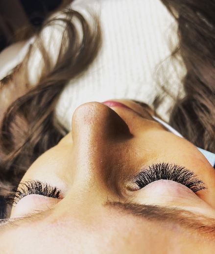 Skropstas un uzacis, Rīga