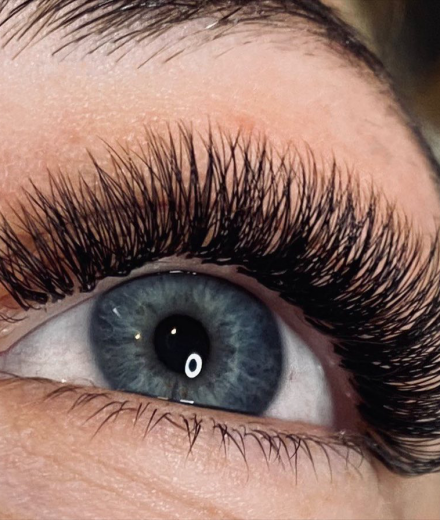 Skropstas un uzacis, Rīga