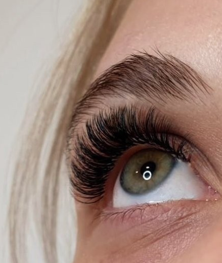 Skropstas un uzacis, Rīga