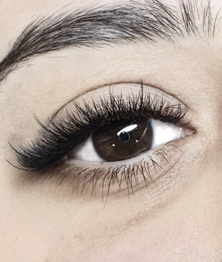 Skropstas un uzacis, Rīga