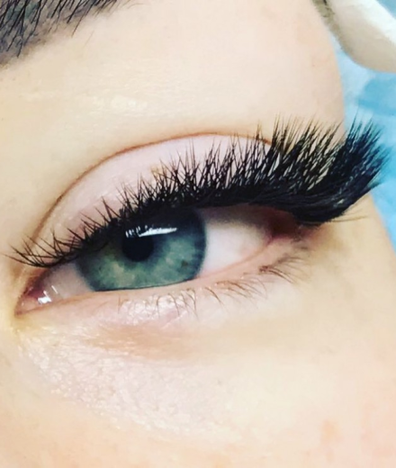 Skropstas un uzacis, Rīga