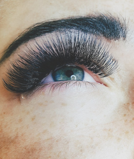 Skropstas un uzacis, Rīga