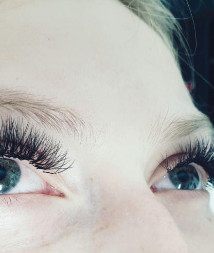 Skropstas un uzacis, Rīga