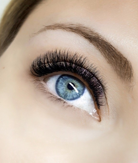 Skropstas un uzacis, Rīga