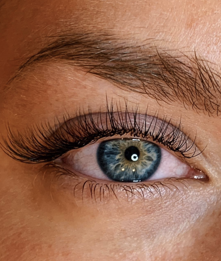 Skropstas un uzacis, Rīga