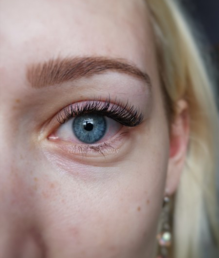 Skropstas un uzacis, Rīga