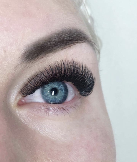 Skropstas un uzacis, Rīga