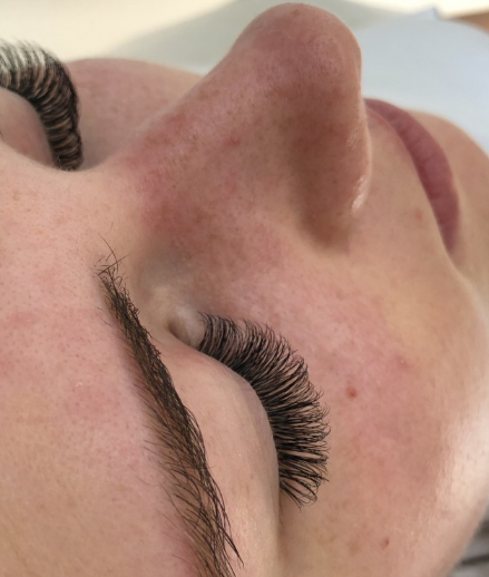 Skropstas un uzacis, Rīga