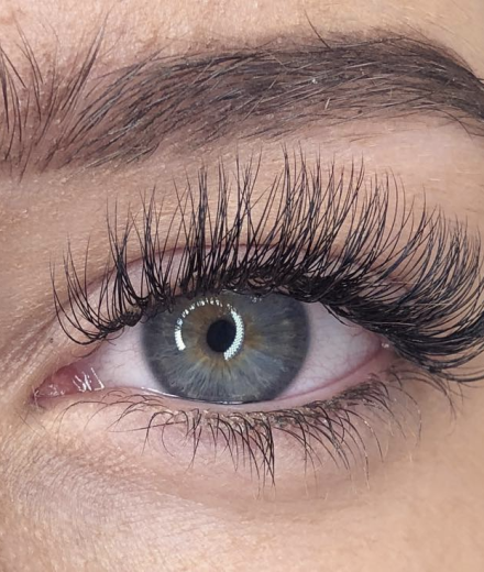 Skropstas un uzacis, Rīga