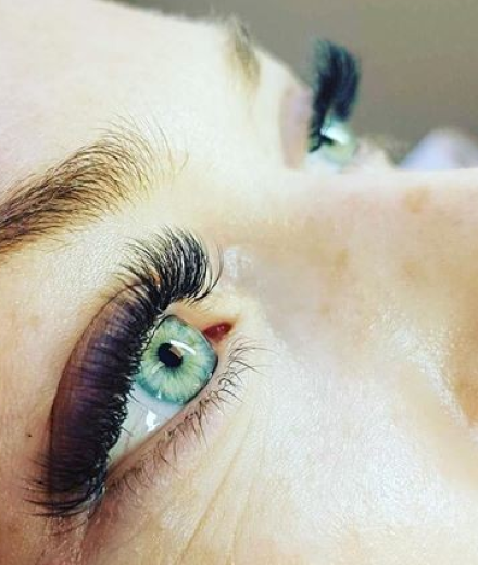 Skropstas un uzacis, Rīga