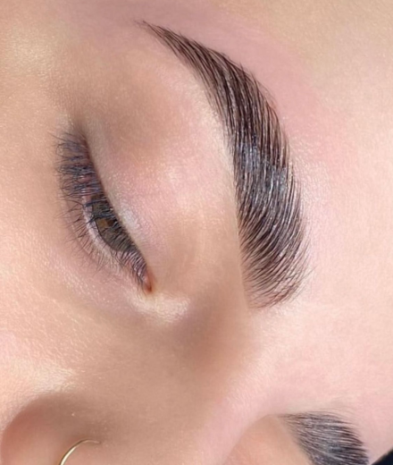 Skropstas un uzacis, Rīga