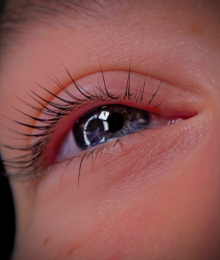 Skropstas un uzacis, Rīga