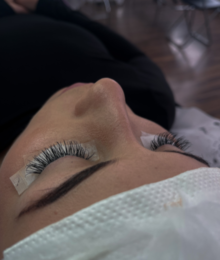 Skropstas un uzacis, Rīga