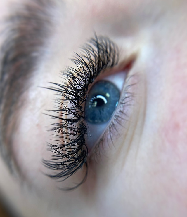 Skropstas un uzacis, Rīga