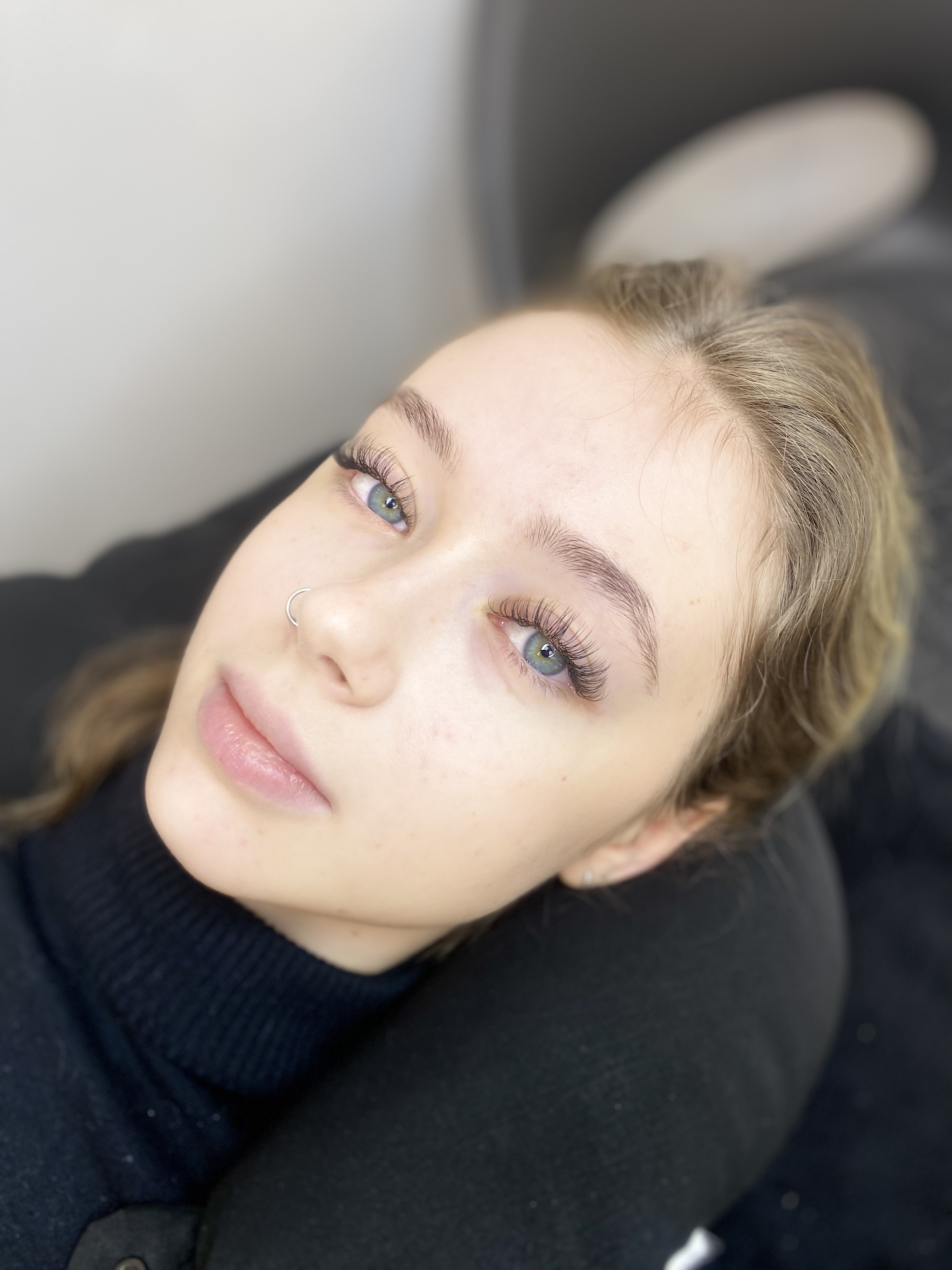 Skropstas un uzacis, Rīga