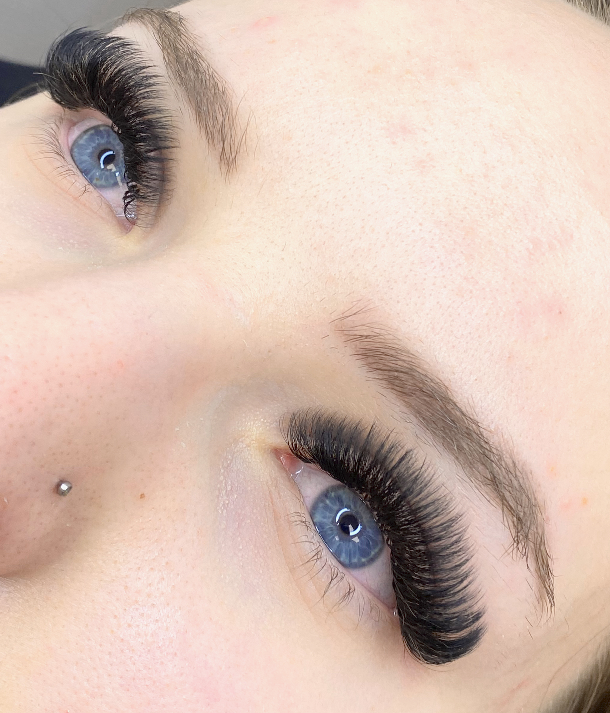 Skropstas un uzacis, Rīga