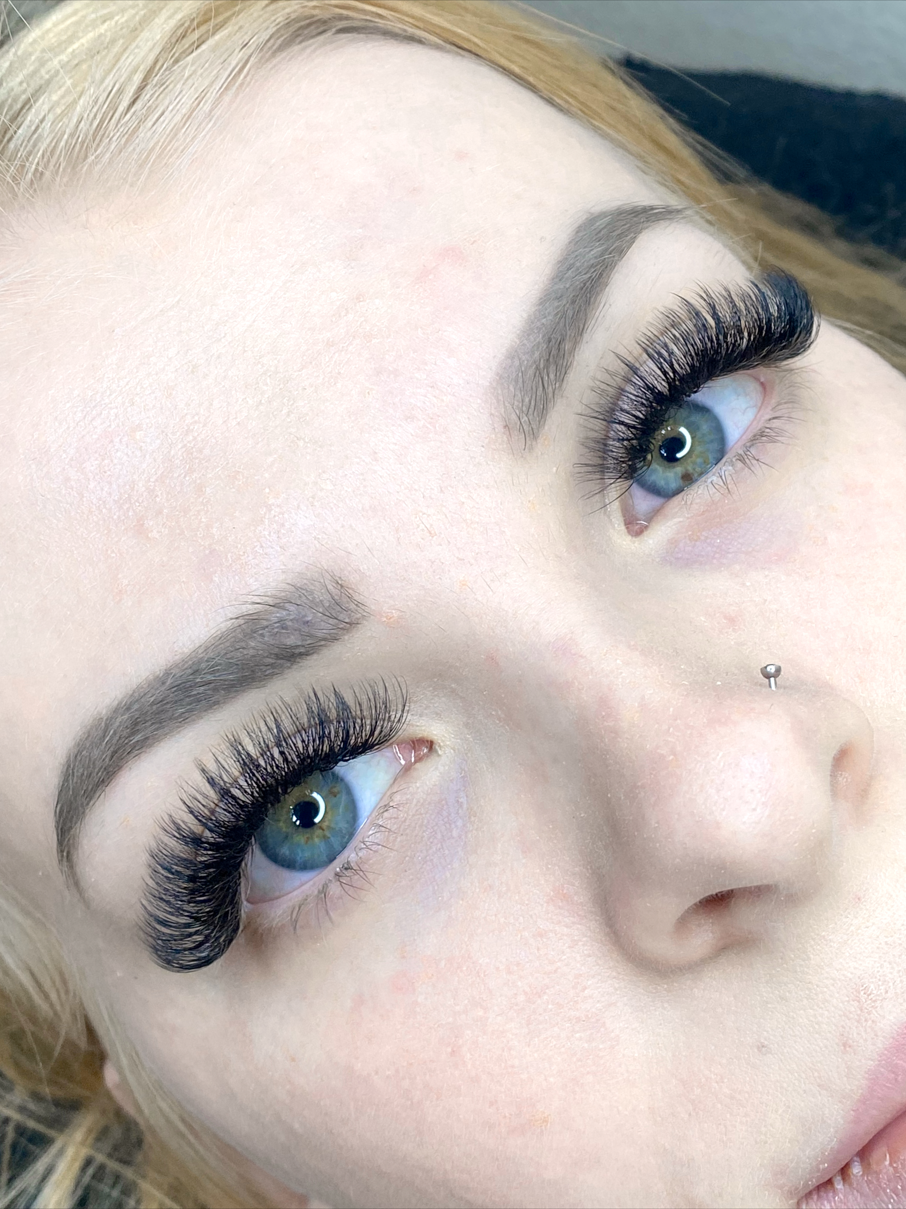 Skropstas un uzacis, Rīga