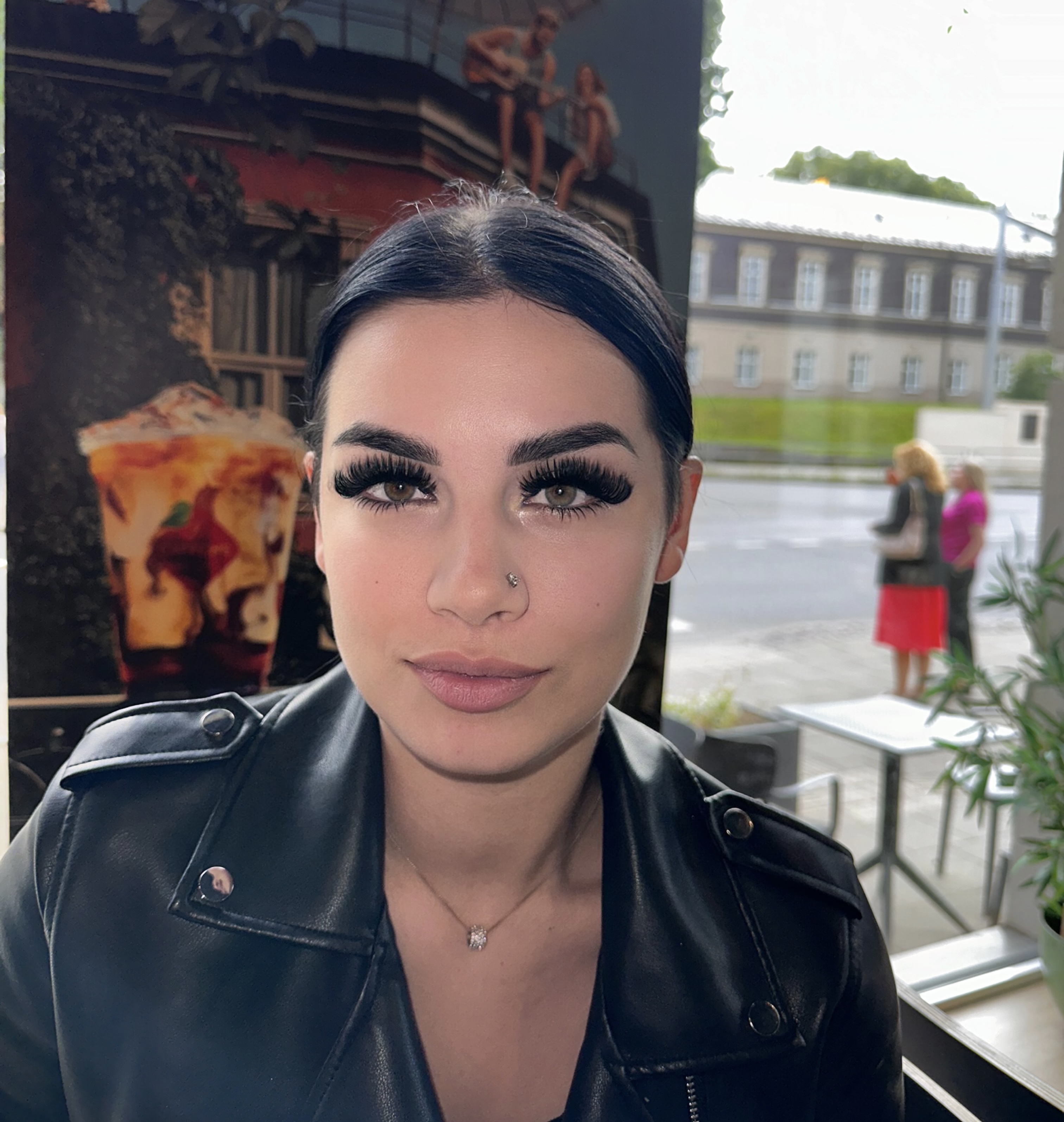 Skropstas un uzacis, Rīga