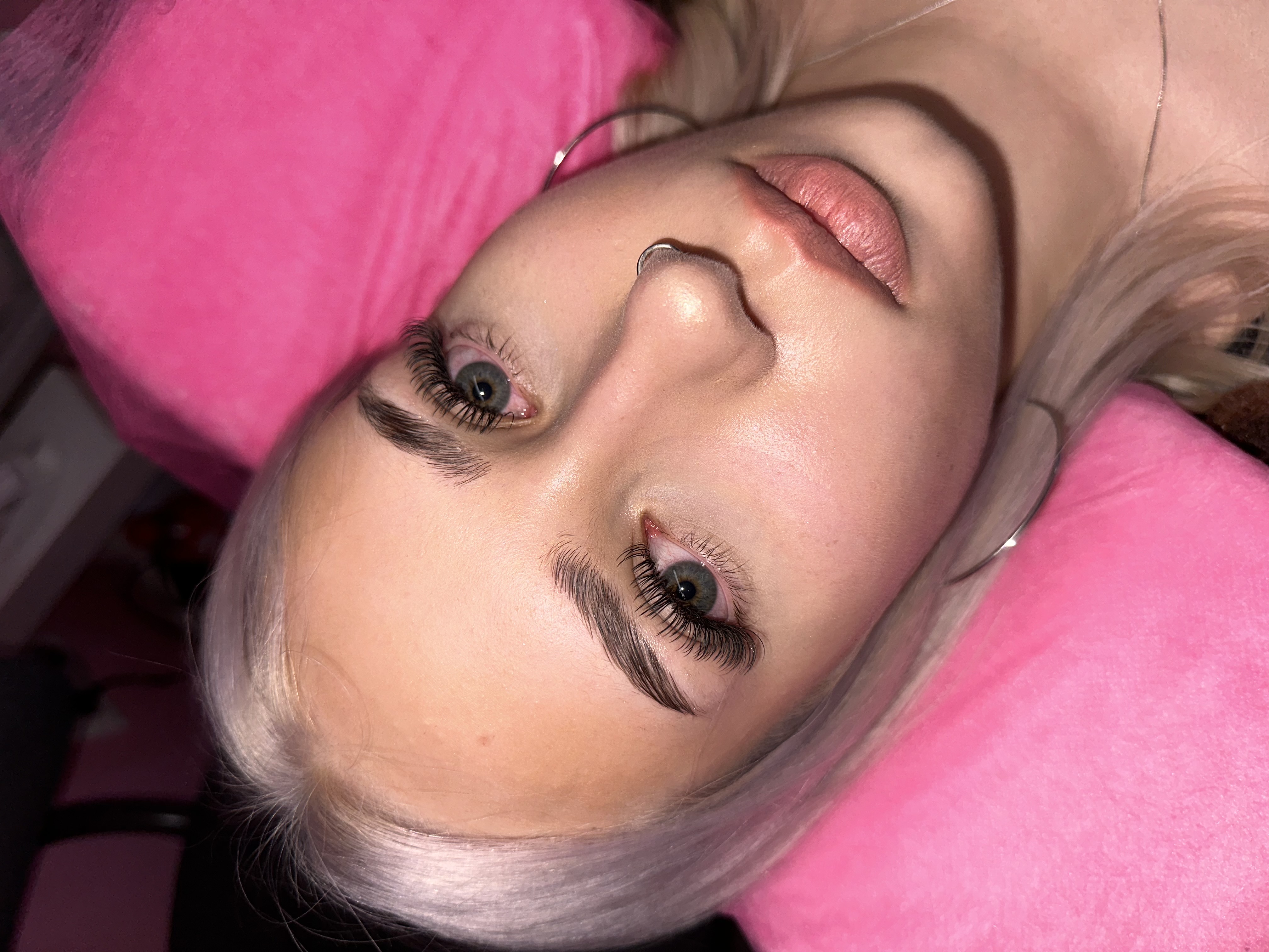 Skropstas un uzacis, Rīga