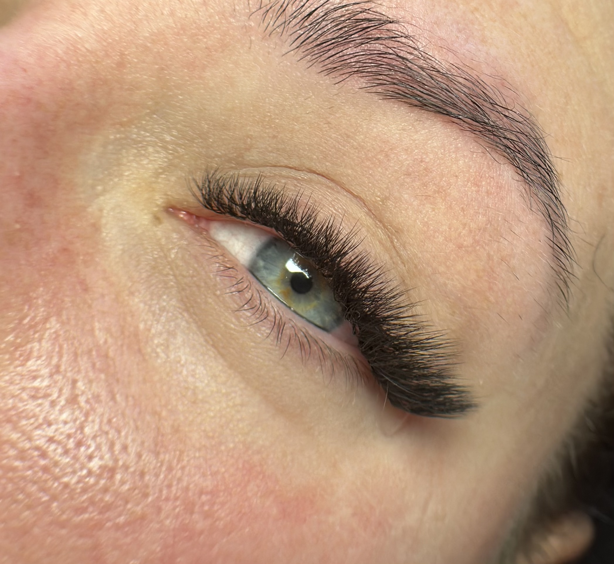 Skropstas un uzacis, Rīga