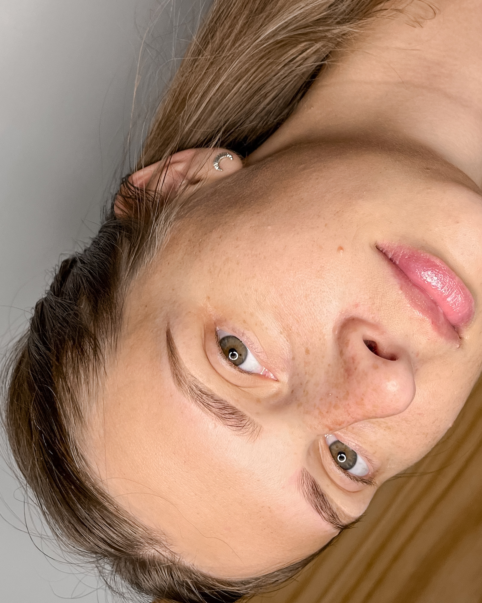 Skropstas un uzacis, Rīga