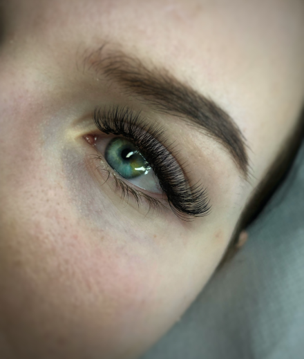 Skropstas un uzacis, Rīga