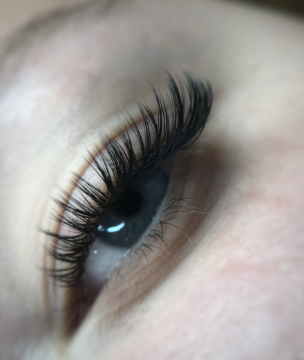 Skropstas un uzacis, Rīga