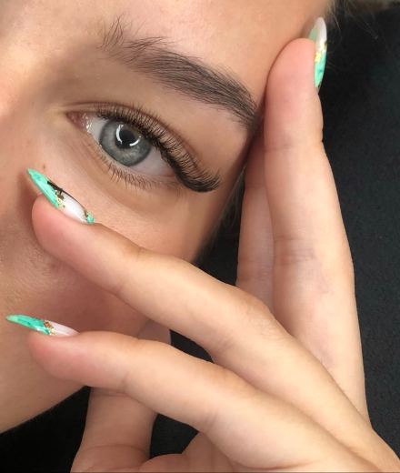 Skropstas un uzacis, Rīga