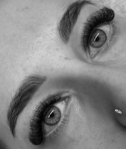 Skropstas un uzacis, Rīga