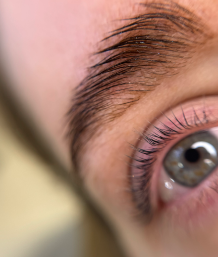 Skropstas un uzacis, Rīga