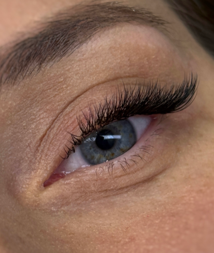 Skropstas un uzacis, Rīga