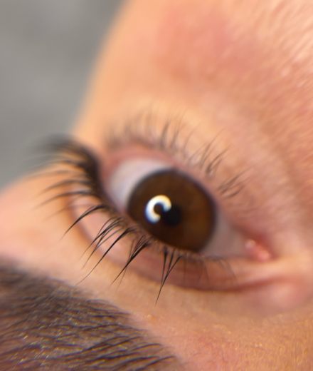 Skropstas un uzacis, Rīga