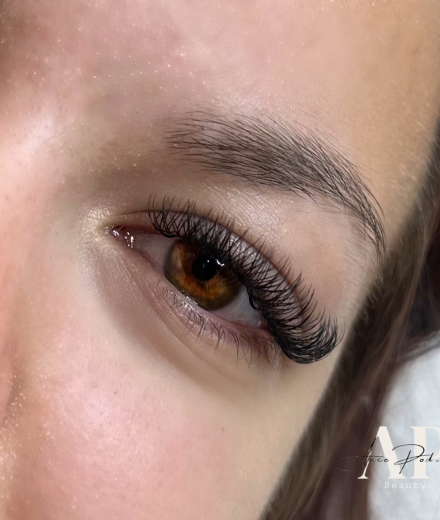 Skropstas un uzacis, Rīga