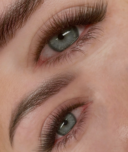 Skropstas un uzacis, Rīga