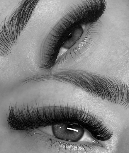 Skropstas un uzacis, Rīga