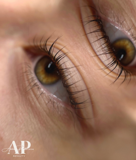 Skropstas un uzacis, Rīga