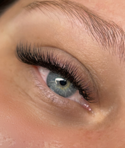 Skropstas un uzacis, Rīga