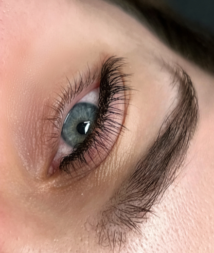 Skropstas un uzacis, Rīga