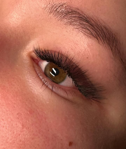 Skropstas un uzacis, Rīga