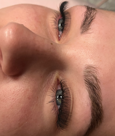 Skropstas un uzacis, Rīga